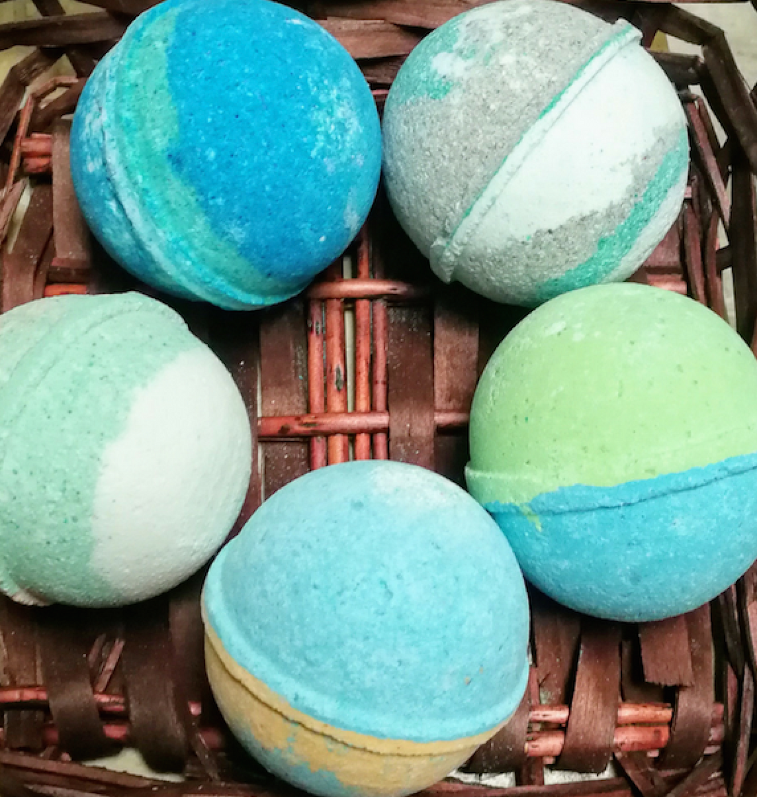All Natural Bath Bombs With a Surprise #bubblybelle
